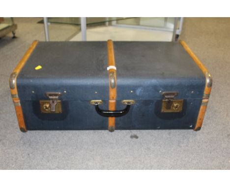 A VINTAGE BANDED TRAVEL STEAMER TRUNK