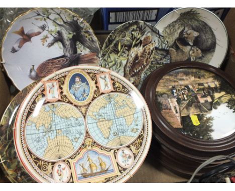 A TRAY OF COLLECTORS PLATES TO INCLUDE WEDGWOOD AND SPODE EXAMPLES 