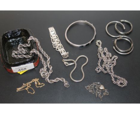 A COLLECTION OF STERLING SILVER AND WHITE METAL JEWELLERY TO INCLUDE BRACELETS, CHAINS, BANGLE ETC. 