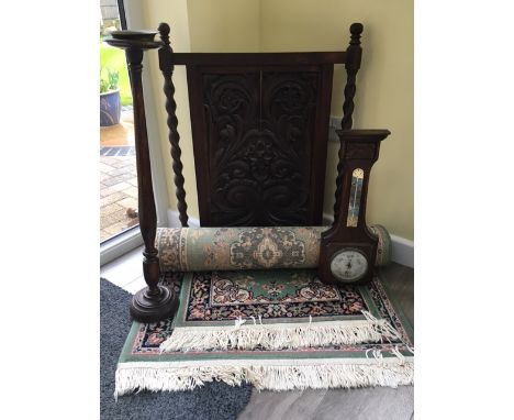A SMALL VINTAGE OAK BAROMETER - H 50 CM, AN OAK SMOKERS STAND, OAK SCREEN &amp; 2 RUGS (5)