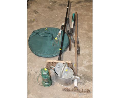 A SMALL SELECTION OF GARDEN TOOLS, RACK ETC