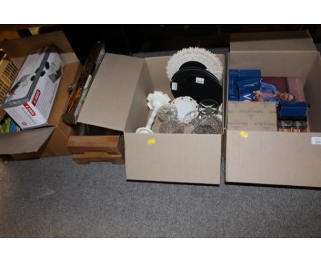 A QUANTITY OF HOUSEHOLD SUNDRIES TO INCLUDE CORGI CAMEO COLLECTION TOY CARS, BRASS PICTURE LIGHT ETC.