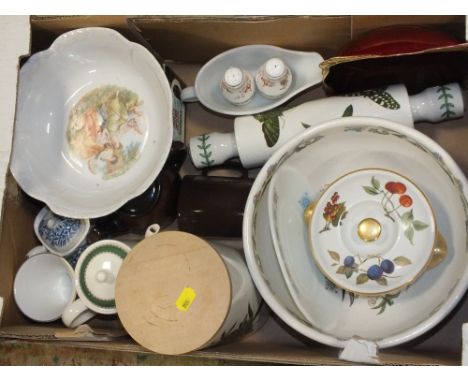 A TRAY OF ASSORTED CERAMICS TO INCLUDE PORTMEIRION BOTANIC GARDEN, CARLTONWARE ROUGE ROYALE ETC