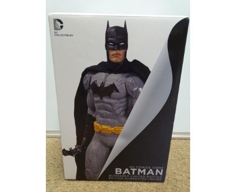 FIGURES - A DC Collectables Comics Icons 1:6 scale BATMAN Statue 26cm. As new. E in VG box