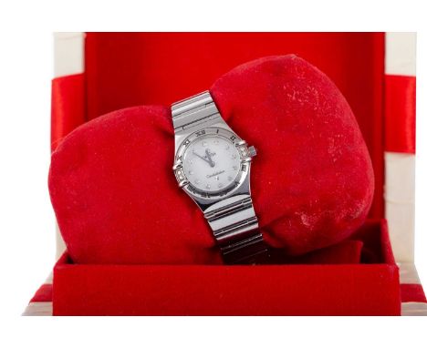OMEGA CONSTELLATION STAINLESS STEEL QUARTZ WRIST WATCH, the mother of pearl dial with diamond dot hour markers, 23mm case wit