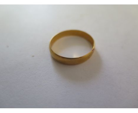 A 22ct yellow gold band ring size U - approx weight 3 grams 