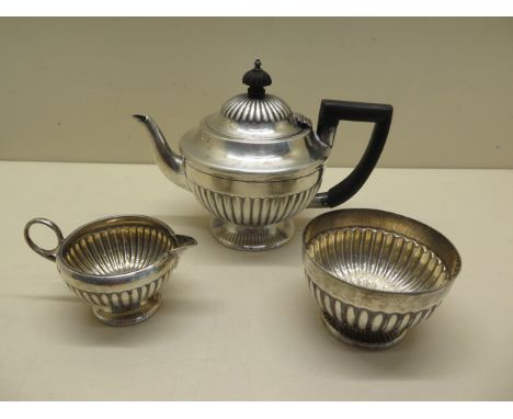 A silver three piece Mappin and Webb bachelors tea set, Sheffield 1900/01, approx 16.8 troy oz, no engraving, generally good 