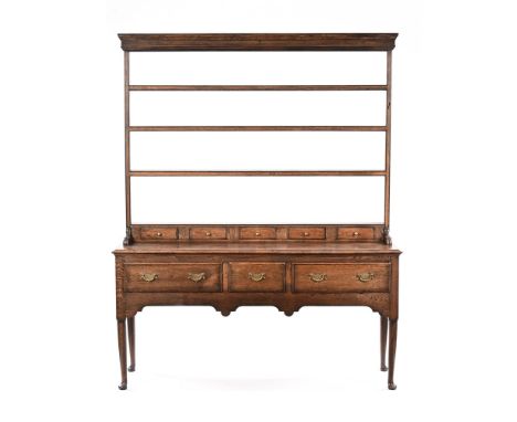 Late 20th century quality period style oak dresser by Bill Hartley, with traditional open shelf delft rack, short drawer base
