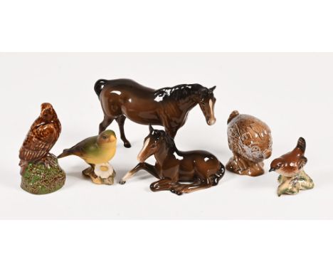 Two Beswick horses, wren, greenfinch and Beneagles Scotch Whisky Beswick flasks.  Tallest 12.5 cm.