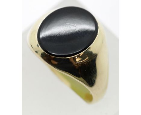 Gents 9ct gold oval onyx ring, size R, 4.2g. P&amp;P Group 1 (£14+VAT for the first lot and £1+VAT for subsequent lots) 
