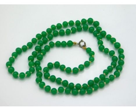 A vintage jade necklace, 25in long, 28g