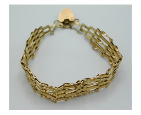 A 9ct gold gate bracelet, 6in long, 4.9g