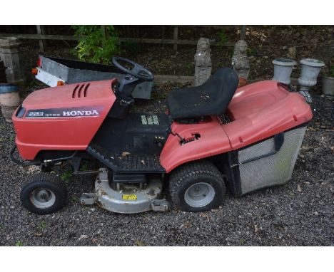 A HONDA HYDROSLATIC 2213 RIDE ON LAWN MOWER, 13.0 OHV engine, 40' cut, twin blades, reading 9275 hours on clock (key)