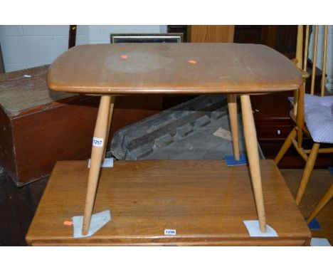 AN ERCOL ELM OCCASIONAL TABLE (sd)