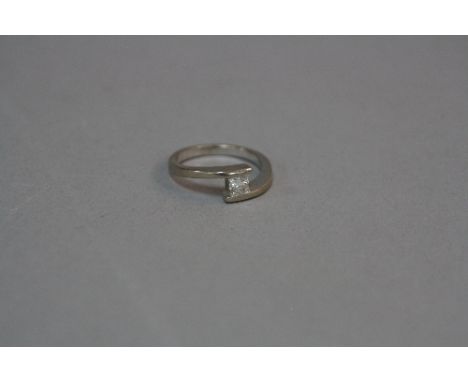 A MODERN 18CT WHITE GOLD DIAMOND SINGLE STONE RING, estimated princess cut weight 0.31ct, colour assessed as H-I, clarity ass