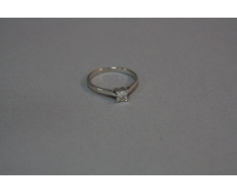 A MODERN 18CT WHITE GOLD DIAMOND SINGLE STONE RING, estimated princess cut weight 0.30ct, colour assessed as I-J, clarity ass