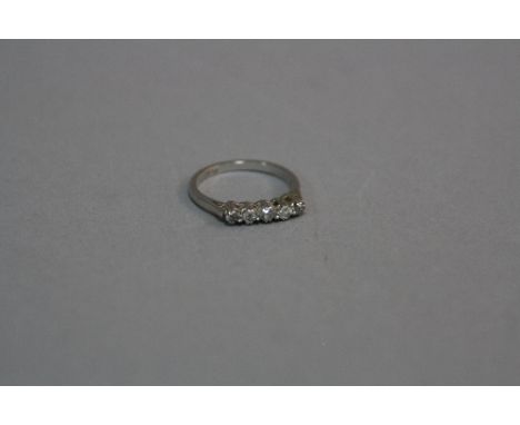 A FIVE STONE DIAMOND PLATINIUM RING, ring size K, approximate weight 3.5 grams