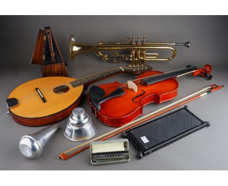 Assorted musical instruments to include: 1. an Ozark mandolin, in fitted case 2. Modern cased violin with bow, the violin app