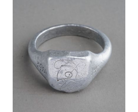A French WWI Patriotic Trench Art ring, made in alloy with Cavalry helmet motif flanked by dates 1914-1918, ring size O, gros
