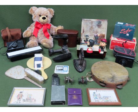Mixed lot including cased binoculars, ronson lighter, mirror, cameras, dressing table items etc
All in used condition, unchec