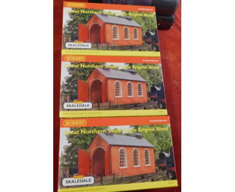 Hornby Great Northern Skale Regis Engine Shed R9637 (3). Mint in box. 