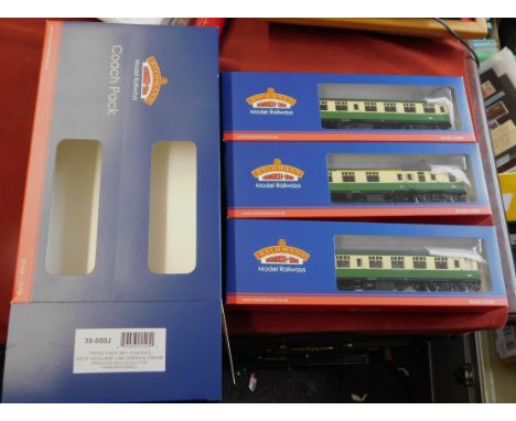 Bachmann 39-000J Triple Pack MK1 Coaches West Highland Line Green &amp; Cream. Mint in box.