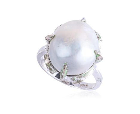 A BAROQUE CULTURED PEARL RING
Featuring a baroque cultured pearl mounted in a white gold setting marked 'K14WG' for 14K.
US S