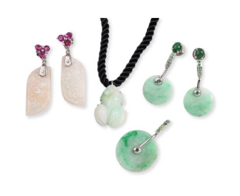 A GROUP OF WHITE METAL MOUNTED JADE JEWELLERY
Featuring a pair of jade and tsavorite earrings with similar pendant, a pair of