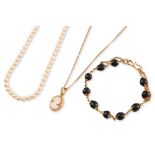 A GROUP OF THREE JEWELLERY PIECES