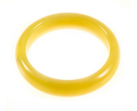  A yellow jade bangle, late Qing dynasty  , finely polished, 7.4cm diameter 晚清 白玉镯 