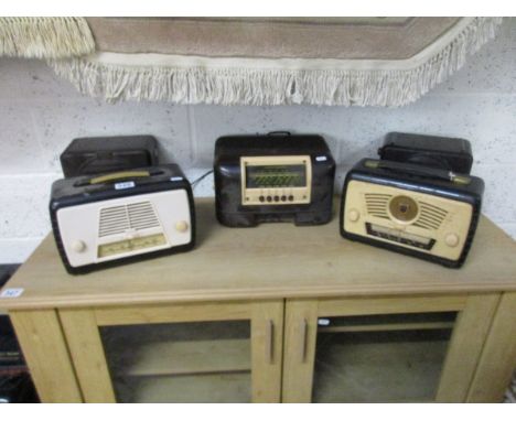 3 vintage Bakelite radios &amp; 2 Bakelite speakers