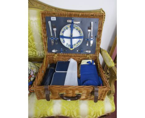 Fitted picnic hamper