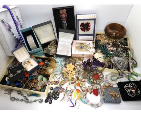 Vintage Avon items, to include a bunny necklace and other items Condition Report:Not available for this lot.