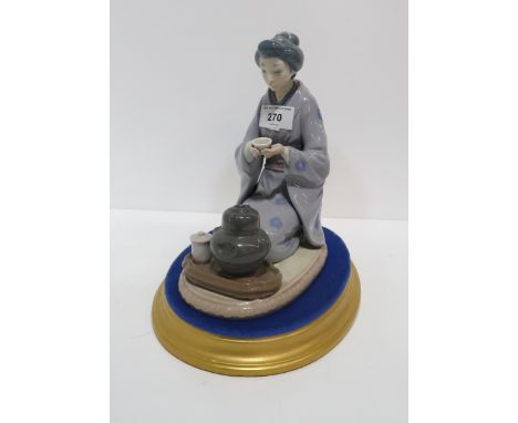 A Lladro model of a geisha kneeling Condition Report:Available upon request