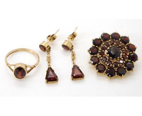 A collection of 9ct gold garnet jewellery to include a brooch diameter 2.8cm, ring size K, and drop earrings length 2.5cm, we