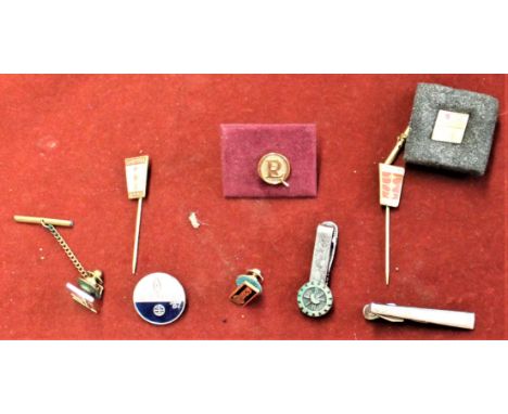 Oil Industry Lapel Badges and tie pin mixed lot including two Geosource marked 10K with pink stones (2), SDH, Geofyzika etc. 