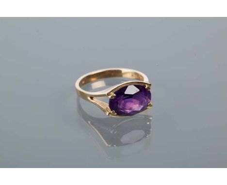 IMPRESSIVE TWENTIETH CENTURY AMETHYST DRESS RING
set with an oval amethyst measuring 13 x 9.5mm, on bifurcated shoulders, mar