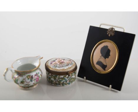 Capodimonte style circular trinket box, decorated with cherubs to cover, leaf and berries to side, metal frame and hinge, 8cm