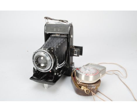 A Zeiss Ikon Nettar 516/2 6 x 9cm Folding Camera, with a Novar-Anastigmat 11cm f/4.5 lens and a Klio shutter, body G, paint l