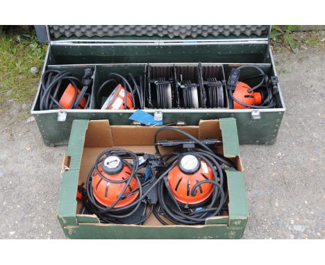 An Ianebeam Quartzcolor Redhead Light Kit, five 800W lamp heads, single stand, some barndoors, with maker's case, untested 