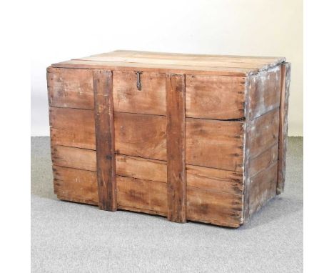 An antique pine trunk99w x 62d x 69h cm