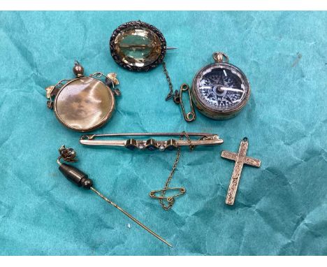 Edwardian 15ct gold sapphire and seed pearl bar brooch, 18ct gold and bloodstone compass fob and other jewellery