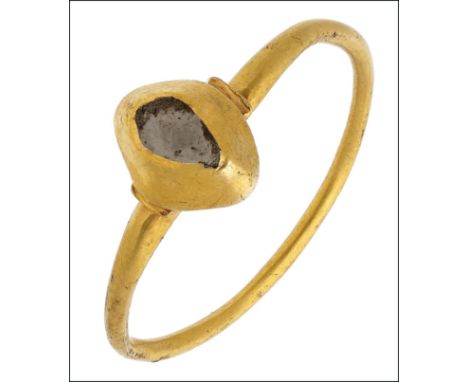 A Medieval gold ring with vacant setting, 13th-14th century, the lozenge-shaped bezel with a vacant lozenge/teardrop-shaped s