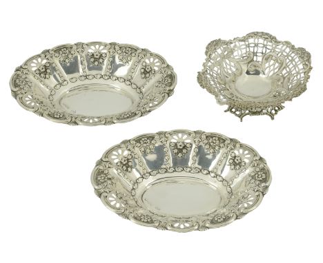 A pair of silver bon bon dishes, by Goldsmiths & Silversmiths Co. Ltd, 1903, of oval form, pierced and with foliate decoratio