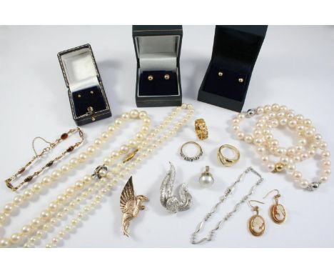 A QUANTITY OF JEWELLERY including three cultured pearl bracelets with 18ct gold clasps, a cultured pearl choker with a white 