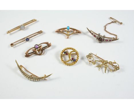 A QUANTITY OF ASSORTED BROOCHES including a ruby and diamond star and crescent brooch, set in gold, 4.5cm wide, a half pearl 