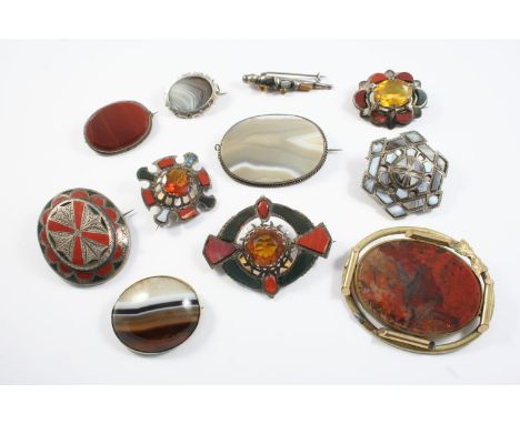 A QUANTITY OF ASSORTED SCOTTISH AGATE AND SILVER BROOCHES