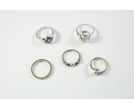 FIVE ASSORTED GOLD AND GEM SET RINGS including a diamond cross-over ring, set with two circular-cut diamonds in 18ct gold, si