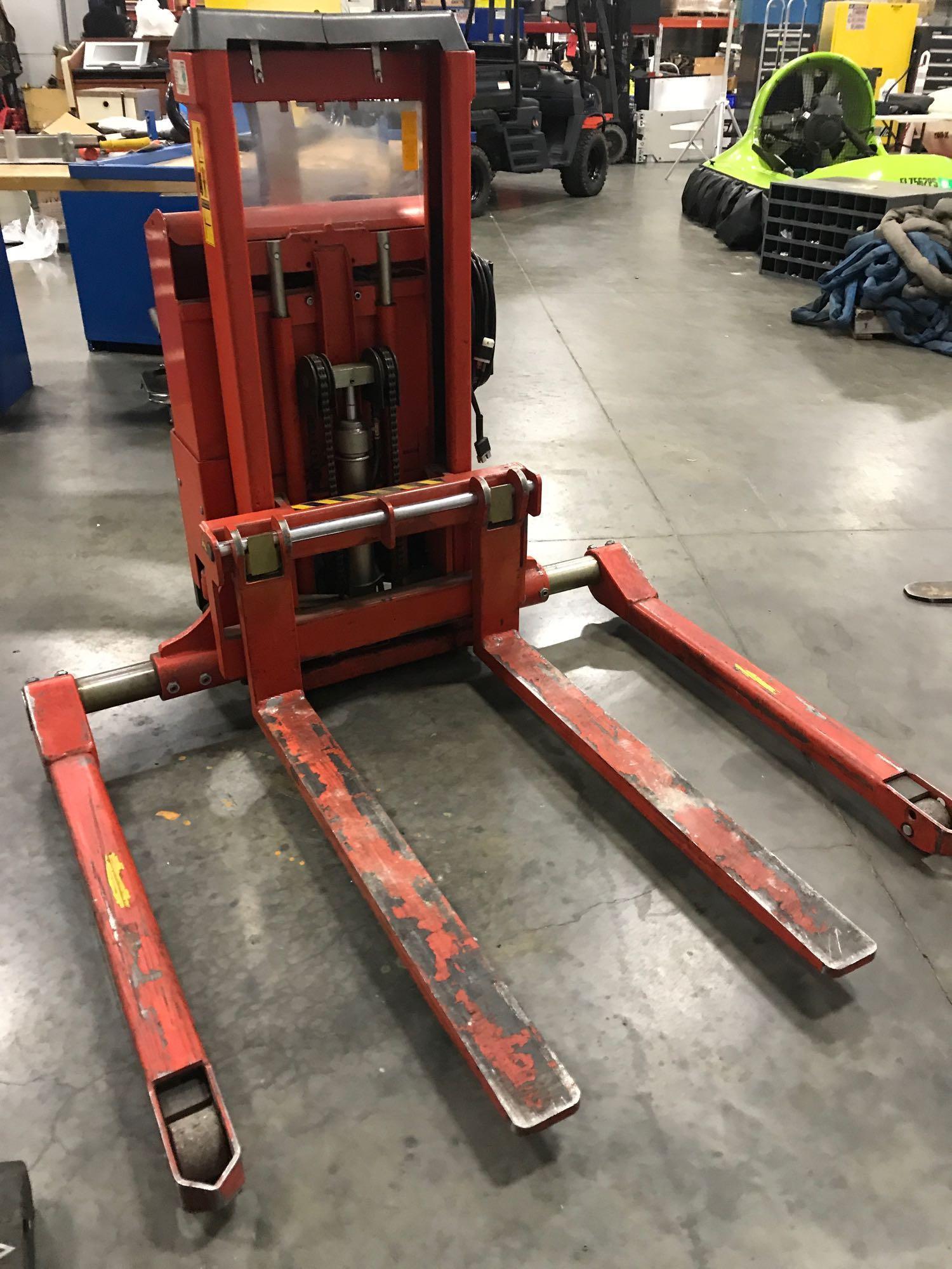 SOUTHWARD ELECTRIC LIFT MODEL 4429417, 3,000 LB CAPACITY, BUILT IN ...