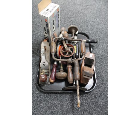 A tray of wood working tools, No. 4 plane, Black and Decker power driver etc 